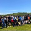 FOTO – Curat faci, curat găsești: Elevii de la Royal School in Transylvania din Cluj au venit la Bistrița să ecologizeze Via Transilvanica