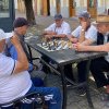 FOTO: Jucătorii de șah din centru, despre intensitatea jocului care îi vrăjește cu orele pe pietonal