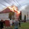 Casă distrusă de un puternic incendiu care s-a extins și la vecinătăți