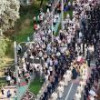 Procesiune impresionată cu mii de credincioși pe străzile Sucevei în urma raclei cu ...