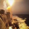 Echipajul unei nave elene lovită de rebeli Houthi în Marea Roşie, salvat de SUA