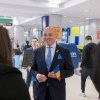 FOTO Moment istoric pe Aeroportul News York: Ambasadorul României în SUA i-a întâmpinat pe românii sosiți cu prima cursă aeriană directă, după 20 de ani