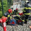 Intervenție de urgență a pompierilor: Trei bărbaţi au căzut într-un bazin de canalizare / Foto