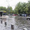 Mai multe străzi din Bucureşti au fost inundate în urma ploii torențiale