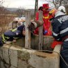 Operațiune de salvare contra-cronometru la Iași: Un bărbat și o femeie au căzut într-o fântână adâncă de 10 m