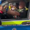 Respect și solidaritate internațională: steagul României flutură la oglinda unei mașini germane de poliție