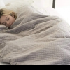 Secretul somnului sub pătură: ce îi determină pe unii să se acopere chiar și când este foarte cald