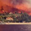 Sute de pompieri greci se luptă pentru a opri incendiile provocate de vântul puternice pe două insule