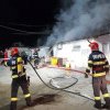 Turiști evacuați în miez de noapte - Incendiu la o pensiune din Vâcea