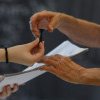 Un alegător a plecat cu o ştampilă de vot, iar la o secţie s-a primit un buletin pe care deja era aplicată ştampila
