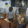 VIDEO O angajată McDonalds a scos pistolul să împuște clienții, după o ceartă legată de o comandă