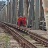 VIDEO Operațiune de salvare cu năbădăi: Pompierii s-au luptat să scoată dintre șinele de tren un bărbat care insista să doarmă acolo