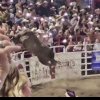 VIDEO Un taur sare gardul și atacă spectatorii la un rodeo din Oregon: 5 persoane au fost rănite