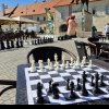 Legenda șahului mondial Viswanathan Anand a venit la Alba Iulia, la invitația lui Mihnea Costachi. Tinerii din oraș pot juca cu el