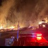 VIDEO: Incendiu puternic în Apuseni, la o hală și un grajd. Pompierii au luptat șase ore cu focul
