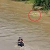 VIDEO. Tragedia din Italia. Momentul în care un pompier se aruncă în apele învolburate pentru a-i salva pe cei 3 tineri români
