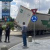 Un camion a rămas suspendat în sensul giratoriu al centrului comercial AFI