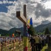 100 de tineri și-au dat mâna peste Carpați pentru a cinsti jertfa Eroilor Armatei Române, în Cimitirul de la Valea Uzului