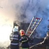 Casă cuprinsă de flăcări în Dâmbovița! Pompierii au intervenit cu 3 autospeciale pentru lichidarea incendiului