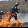 Incendiu de vegetație uscată și gunoi menajer, la Târgoviște. Flăcările au cuprins o suprafață de 1000 de metri pătrați. S-a intervenit cu două autospeciale de stingere