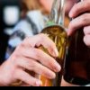 Tinerii care consumă alcool au un risc ridicat de a deveni dependenţi/ Peste două treimi din liceenii din România spun că au băut