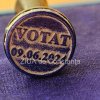 Buletine de vot stampilate, lasate pe capacul urnei de vot la sectia de votare 210 Constanta