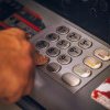 O noua metoda de infractiune la bancomate: ATM-ul ti-a inghitit cardul