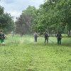 Spațiile verzi din jurul școlilor, parcurilor și bulevardelor, tratate cu prioritate de echipele PMT care cosesc iarbă