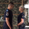 Clip viral cu doi jandarmi care trag la țintă, lecție pentru bărbați: Nu subestima niciodată o femeie! La final, o să râzi cu lacrimi VIDEO