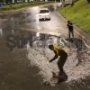 Clujenii au transformat inundațiile de sub podul din Mărăști în pistă de skateboarding: „Când Clujul îți dă bălți, fă surfing pe ele!” VIDEO