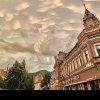 Fenomen spectaculos pe cerul de deasupra unui oraș din Transilvania: Norii mammatus, pe un fundal galben apocaliptic - FOTO