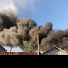 Incendiu la un depozit din Baciu, județul Cluj! Depozitul este inundat cu fum, iar pompierii acționează cu greu pentru stingerea flăcărilor- FOTO