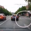Incident în trafic pe strada Horea din Cluj. Deși semaforul era ROȘU pentru pietoni, a dat cu piciorul în mașină pentru că nu i-a dat prioritate VIDEO