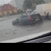 Mașină ,,încremenită” în sensul giratoriu de pe Observatorului din cauza inundațiilor: ,,Doar în Cluj stă apa în vârful dealului” - VIDEO