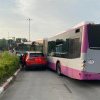 Mașină „înghesuită” și lovită de un autobuz CTP la Cluj: „Acolo e interzis pentru mașini/A intrat să-l învețe minte” - FOTO