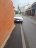 Mașinile pe trotuar, pietonii pe drumuri! Un șofer a blocat complet accesul pe un trotuar din Cluj - FOTO