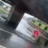 O mașină a rămas blocată în apă sub podul din Mărăști, Cluj, la intersecția străzii Ialomiței cu Traian Vuia. Pompierii intervin să o scoată- VIDEO