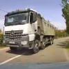 O mașină de mare tonaj era să producă o tragedie pe un drum din Cluj: ,,Nemernicule! Și eu am familie care mă așteaptă acasă” - VIDEO
