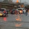 Parcarea unui mall din Cluj, inundată/ Clienții s-au grăbit să iasă cu mașinile din parcare. Imagini cu mașinile care circulă prin ape- FOTO
