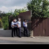 Scenă parcă ruptă din ,,Las Fierbinți” pe o stradă din Cluj: Patru polițiști de la rutieră, pitiți cu radarul după un gard - FOTO