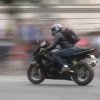 Un motociclist îi înnebunește noaptea pe locuitorii din cartierul clujean Între Lacuri: ,,Zici că face livrări de mâncare pe motocicleta din Ghost Rider’’