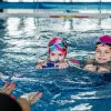 Cursuri de inițiere înot pentru copii. Cât costă și unde poți merge în București