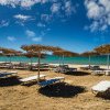Proprietarii de baruri care supraaglomerează plaja cu sezlonguri, amendați în Grecia