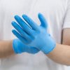Beneficiile utilizării mănușilor de nitril în mediul medical și industrial