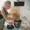 9 din 10 români consideră mâncarea gătită acasă mai sănătoasă, însă gătitul este în continuare responsabilitatea femeilor
