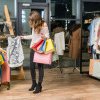 Consumatorii revin în magazinele fizice pentru interacțiunea directă, chiar dacă tehnologia și inteligența artificială revoluționează cumpărăturile online