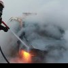 Mașini în flăcări în curtea unei firme din Bârlad! Angajații au văzut flăcările târziu și de aceea era cât pe ce să ardă tot parcul auto al societății