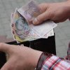 Bani mai mulţi la salariul acestor români, începând de astăzi! Cui i majorează leafa