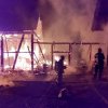 Incendiu de proporții în miez de noapte la o gospodărie din satul Vășcăuți. Flăcările au pornit de la un cablu electric neizolat (FOTO)