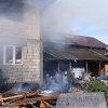 Incendiu de proporții la o casă din Dumbrăveni. Proprietarul de 76 de ani a suferut un atac de panică (foto)